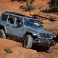 Jeep Wrangler 2025 cinza fazendo trilha