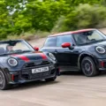 Novos Mini JCW pretos com detalhes vermelhos nas versões de três portas e conversível andando