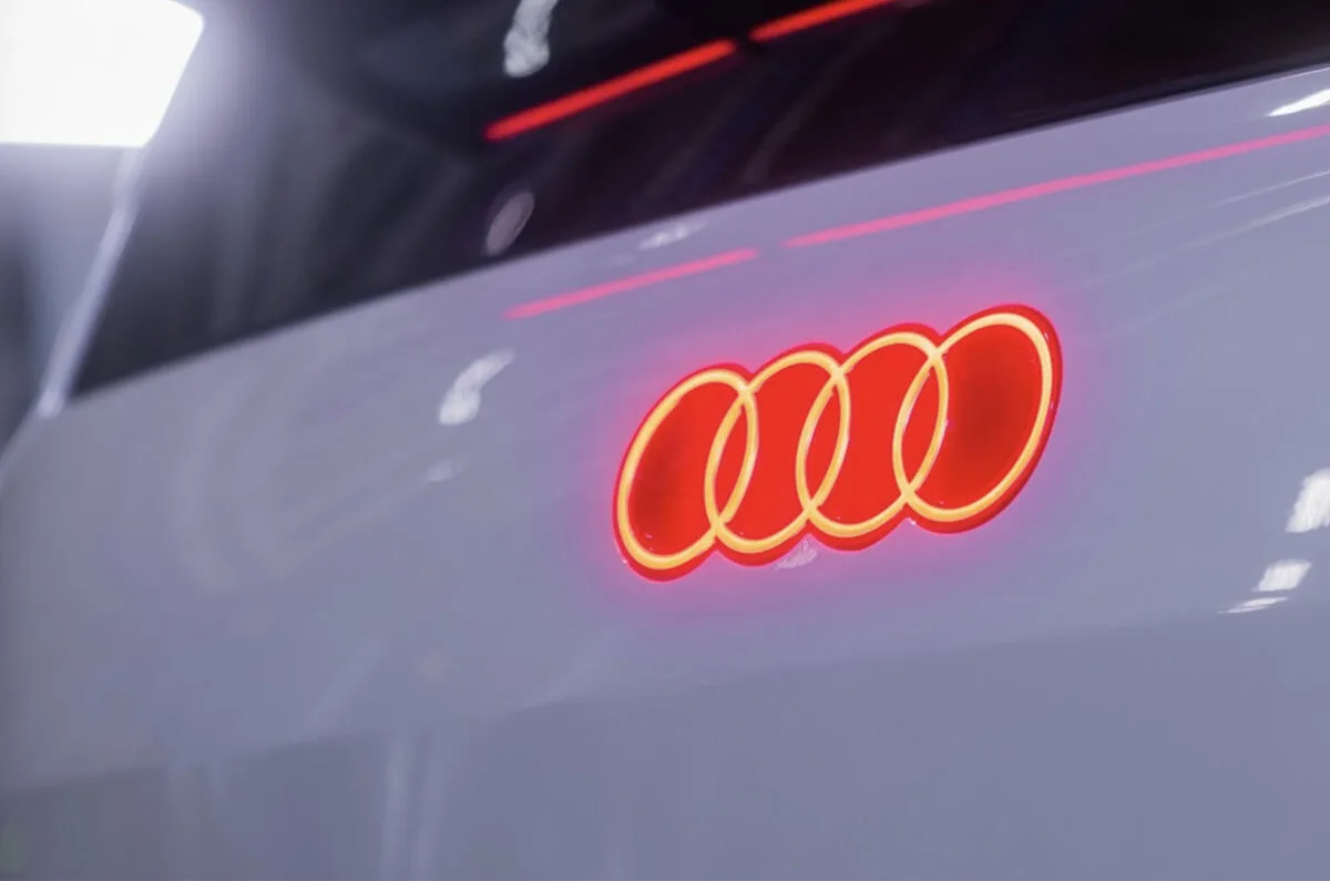 Emblema da Audi iluminado em vermelho