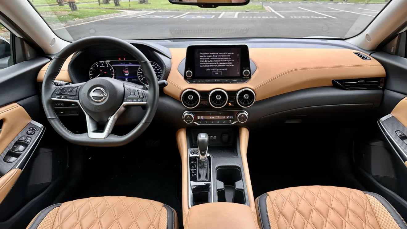 interior do nissan sentra exclusive