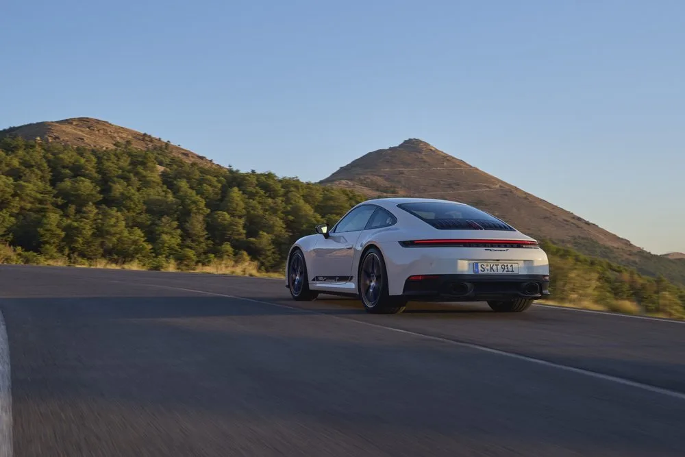 Porsche 911 Carrera T branco em foto de movimento visto de traseira