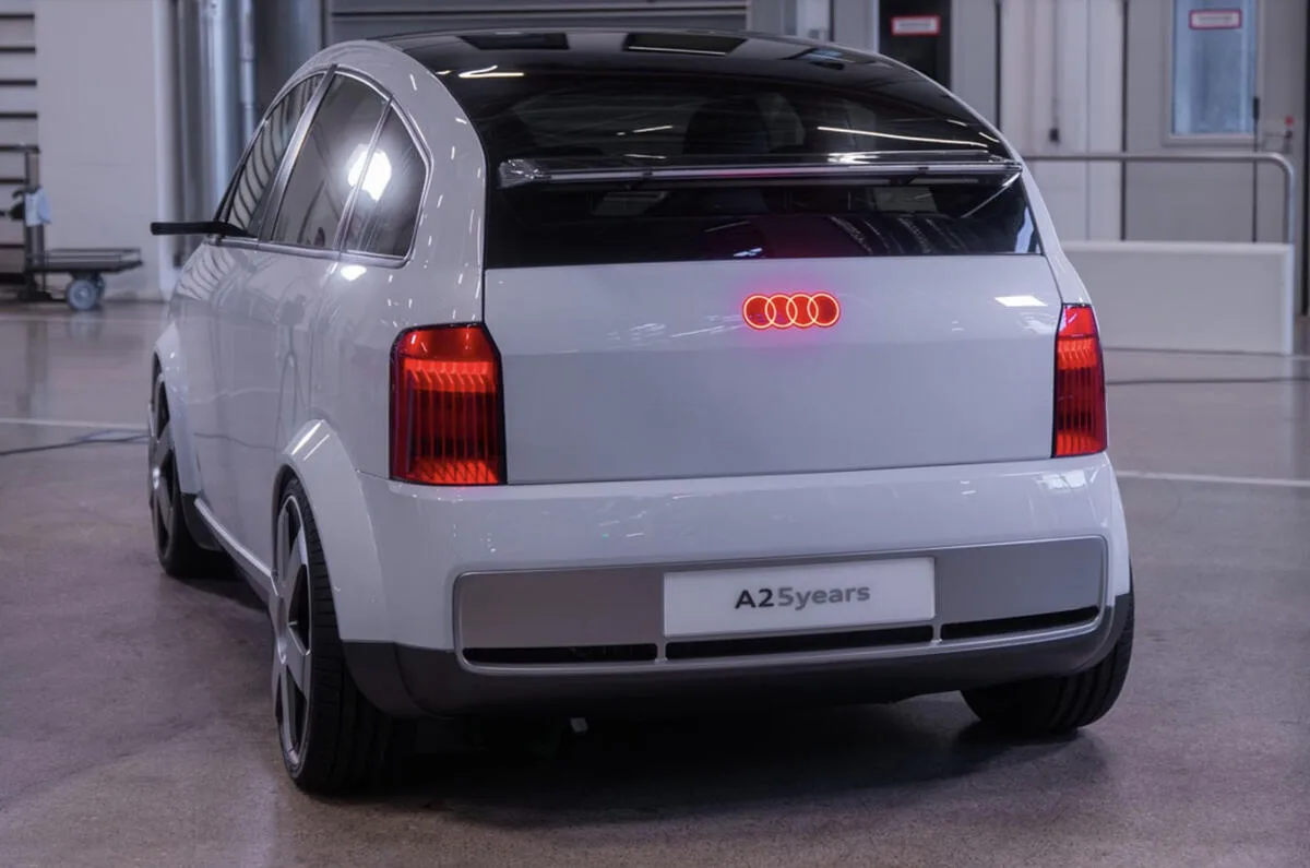 Novo Audi A2 branco em foto estática de traseira na fábrica com chão cinza