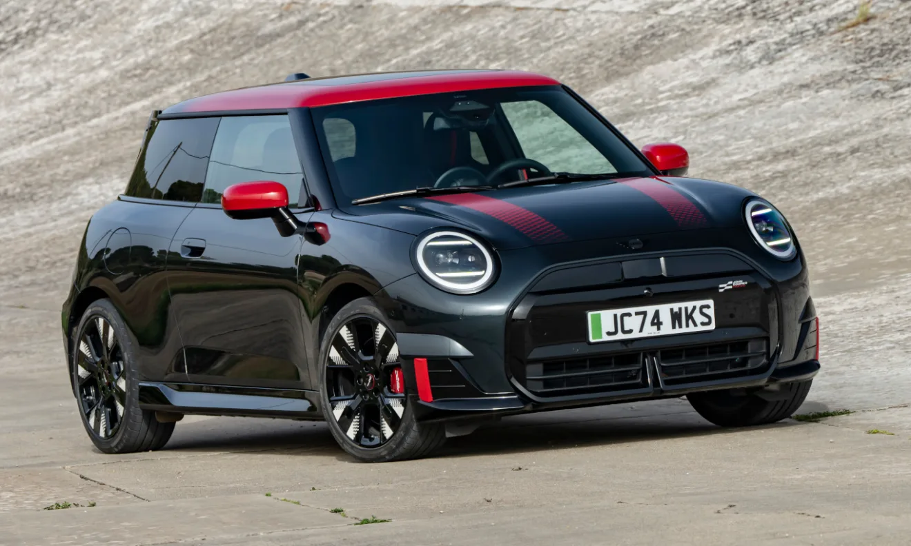 Novo Mini John Cooper Works Eletric estacionado [divulgação]