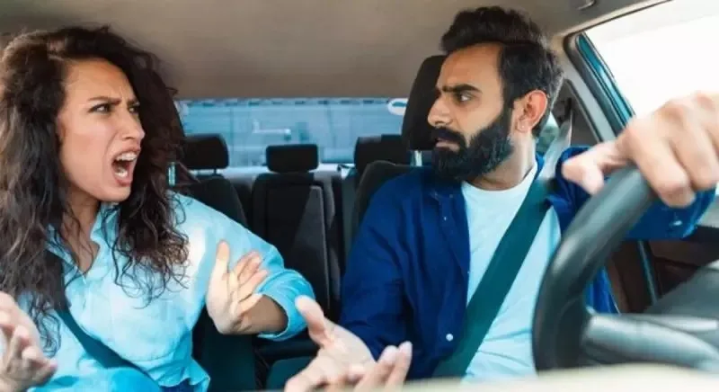 casal tendo uma discussão e homem está ao volante