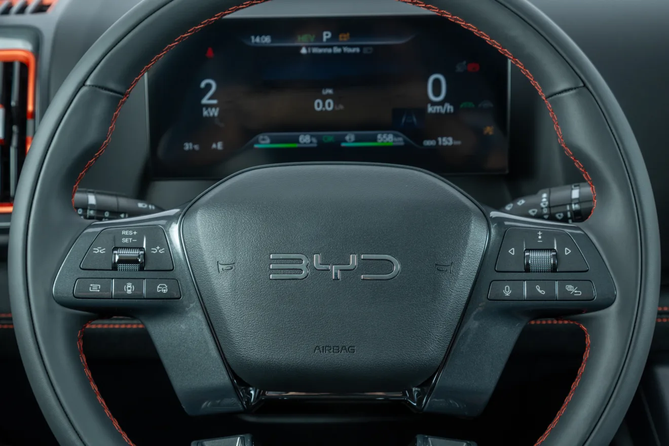 Quadro de instrumentos e volante da BYD Shark