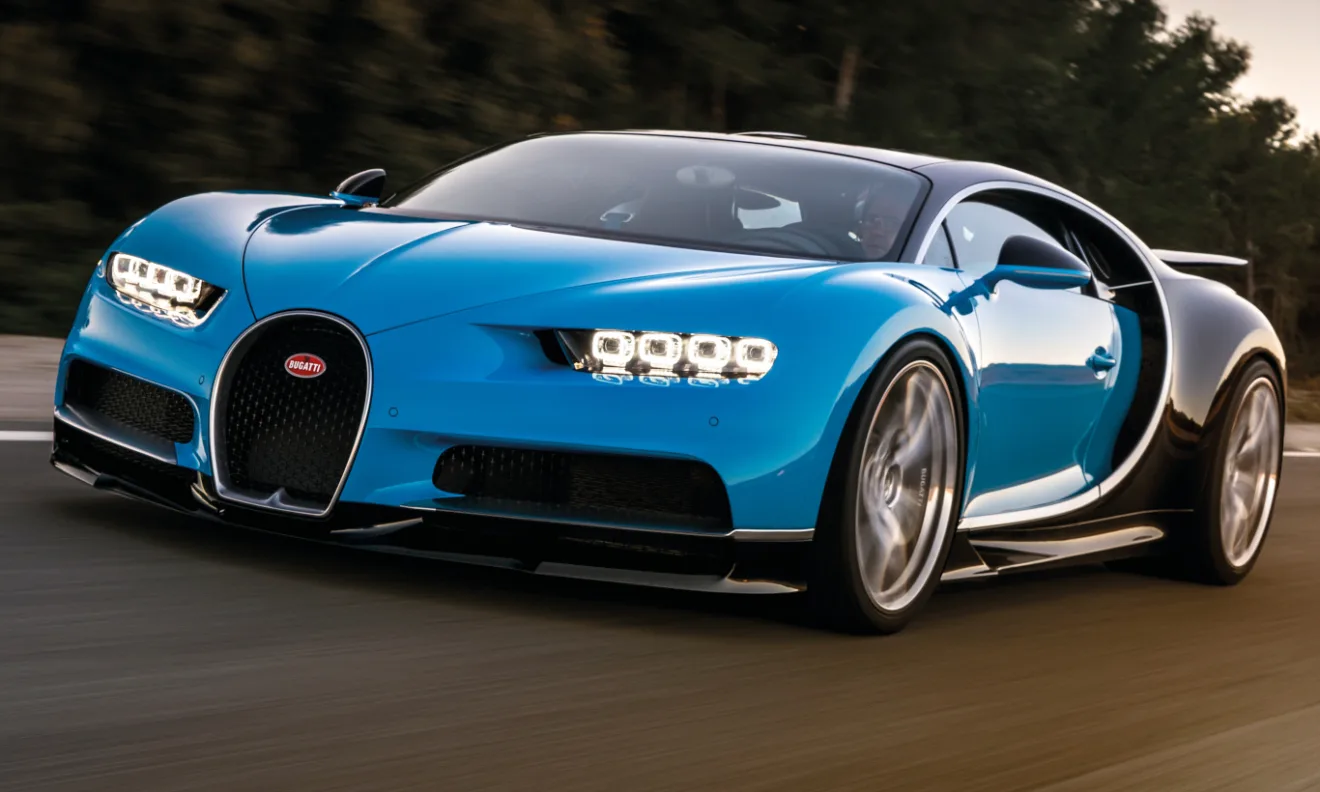 Com o prêmio da Mega-Sena é possível comprar um Bugatti Chiron azul em movimento na estrada com árvores ao fundo