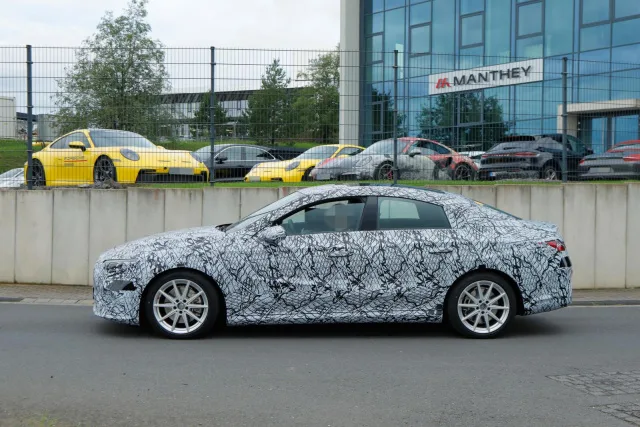 Mercedes CLA elétrico, carro camuflado, imagem da lateral do carro