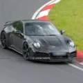 Porsche 911 Turbo Hybrid preto andando na pista