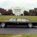 Lincoln Continental 1969 foi um dos carros símbolos dos Estados Unidos e na foto parado em frente da Casa Branca